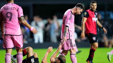 FORT LAUDERDALE, FLORIDA - FEBRUARY 15: Lionel Messi #10 of Inter Miami CF high fives Matko Miljevic #19 of Newell's Old Boy during the first half of a friendly match at DRV PNK Stadium on February 15, 2024 in Fort Lauderdale, Florida.   Rich Storry/Getty Images/AFP (Photo by Rich Storry / GETTY IMAGES NORTH AMERICA / Getty Images via AFP)