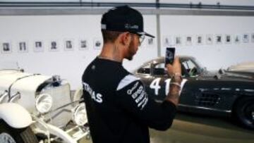 El piloto de Fórmula 1, Lewis Hamilton, con su teléfono móvil.