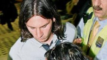 <b>ÍDOLO. </b>Messi, que ha sustituido a Ronaldinho como estandarte del Barça, a su llegada a Bilbao.