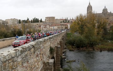 El pelot¨®n durante la etapa de hoy.
