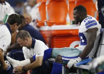 Dez Bryant, sin embargo, no tuvo su noche. El receptor solo consigui¨® atrapar 5 pases para lograr unas discretas 48 yardas (la recepci¨®n m¨¢s larga fue de 18) antes de retirarse lesionado en el ¨²ltimo cuarto, cuando quedaban aproximadamente unos 8 minutos para el final del encuentro. Tiene roto un hueso del pie y se espera que est¨¦ de baja entre 4 y 6 semanas.
