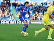 GETAFE (MADRID), 14/02/2026.- El centrocampista del Getafe Luis Milla controla el balón durante el partido de la jornada 24 de Liga disputado entre Villarreal y Getafe este sábado en el Coliseum de Getafe. EFE/Mariscal