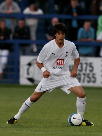 En 2007 le fich¨® el Tottenham Hotspur por 400.000 euros. Jug¨® con la filial del club durante la temporada 07/08 y en la siguiente temporada fue cedido al Cheltenham Town, de la Football League One inglesa.