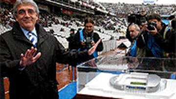 <B>EL PRESIDENTE Y CORNELLÁ</B>. Dani Sánchez Llibre tiene un sueño: inaugurar la nueva casa del españolismo.