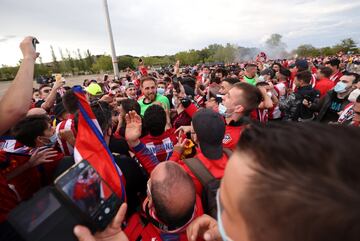 Los jugadores del Atlético de Madrid salen al exterior de Zorrilla para celebrar el título de Liga con los seguidores que se habían desplazado 