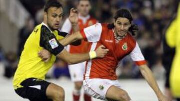 Juan Torres "Cala", disputa un balón ante el delantero del Racing de Santander, Nariano Sanz.
