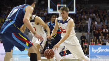 GRA369. ANDORRA LA VELLA, 14/05/2017.- El base esloveno del Real Madrid, Luka Doncic (d), intenta superar al pivot georgiano del Morabanc Andorra, Giorgi Shermandini, durante el partido de la trigésimocuarta jornada de la Liga Endesa que disputan en la capital andorrana. EFE / Fernando Galindo.