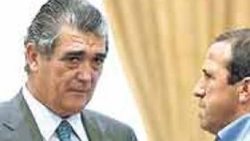 <b>A FICHAR. </b>El presidente del Zaragoza, Alfonso Soláns, conversa con el técnico, Víctor Muñoz.