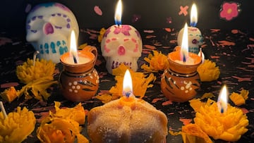 Las velas del altar de Día de Muertos representan la luz y guían a las almas que regresan al plano terrenal para convivir con sus seres queridos.
