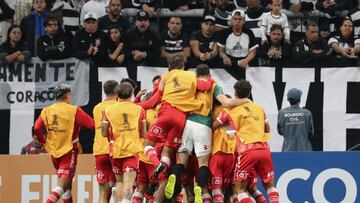 AME2704. SAO PAULO (BRASIL), 19/04/2023.- Jugadores de Argentinos celebran un gol hoy, en un partido de la Copa Libertadores entre Corinthians y Argentinos Juniors en el estadio Arena Corinthians en Sao Paulo (Brasil). EFE/ Sebastiao Moreira
