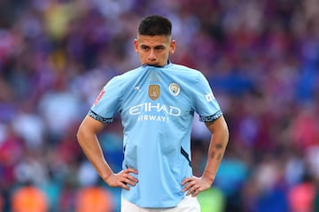 El diablito dio el salto a Europa sin llegar a los 50 partidos con River Plate, 48. Otro talento que surge del equipo argentino y que cruz¨® el charco para fichar por el Manchester City como ya hiciera Juli¨¢n Alvarez. No han sido f¨¢ciles los primeros meses en su adaptaci¨®n. Una cesi¨®n en el Girona puede ser la v¨ªa para que tenga continuidad y en un futuro no muy lejano se haga con las llaves del equipo ¡®skyblue¡¯. Es el cl¨¢sico ¡®10¡¯ argentino con el centro de gravedad bajo, al medir 1,70 metros, pero que sabe enganchar entre l¨ªneas. Pura t¨¦cnica y electricidad en un jugador que adelanta los tiempos del juego.