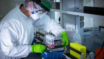 Un trabajador de un laboratorio trabaja para hallar una vacuna contra el coronavirus.