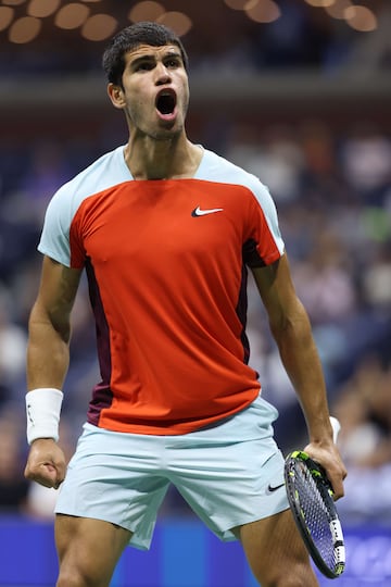 Carlos Alcaraz llega a las primeras semifinales de Grand Slam de su carrera, tras vencer en un histórico partido de cuartos frente a Jannik Sinner. El partido ha acabado 6-3, 6-7(7), 6-7(0), 7-5, 6-3.