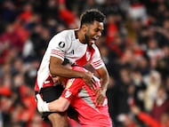 Soccer Football - Copa Libertadores - Round of 16 - Second Leg - River Plate v Libertad - Estadio Mas Monumental, Buenos Aires, Argentina - August 21, 2025 River Plate's Franco Armani and Miguel Borja celebrate after winning the penalty shootout REUTERS/Rodrigo Valle