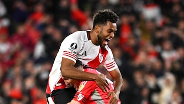 Soccer Football - Copa Libertadores - Round of 16 - Second Leg - River Plate v Libertad - Estadio Mas Monumental, Buenos Aires, Argentina - August 21, 2025 River Plate's Franco Armani and Miguel Borja celebrate after winning the penalty shootout REUTERS/Rodrigo Valle