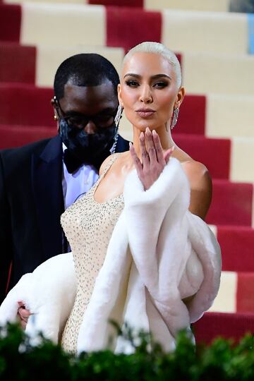 Durante la Met Gala 2022, un evento benéfico que da inicio a la exposición de moda anual del Instituto del Vestido del Museo Metropolitano de Arte de la ciudad de Nueva York, se puedo ver a Kim Kardashian llevando el vestido con el que Marilyn Monroe le cantó Happy Birthday Mr. President a Kennedy.