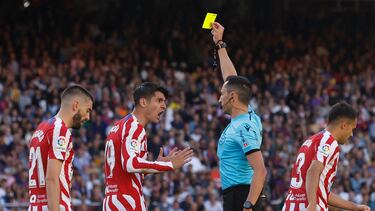 Sánchez Martínez enseña tarjeta amarilla a Morata en el Barcelona-Atlético.
