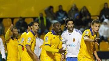 <b>DIO LA CARA. </b>Oriol, junto a varios compañeros ante el Zaragoza.