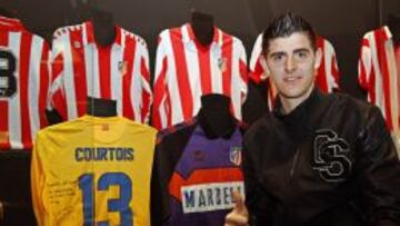 Courtois posa en el museo del Atlético.