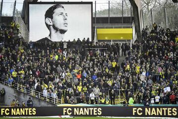 El FC Nantes se ha enfrentado hoy al Nîmes Olympique el cual ha sido la última despedida a el exjugador Emiliano Sala tras su fallecimiento. Los jugadores del club francés ha disputado el partido con vestimenta negra y con el nombre del argentino en la espalda.