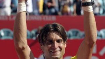 El tenista espa&ntilde;ol David Ferrer levantando el trofeo que le acredita como el vencedor del torneo de Buenos Aires.