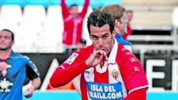 <b>COTIZADO. </b>Negredo celebra un gol con la camiseta rojiblanca.