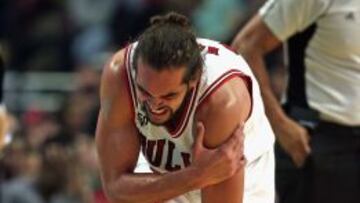 Joakim Noah, en el momento de lesionarse en el hombro ante los Nets.