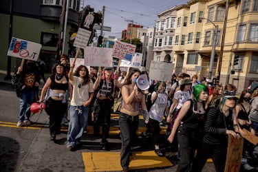 Miles de personas en la protesta en San Francisco contra el ICE. La ciudad de California se une así al resto de lugares en EE.UU. que han asumido una huelga general en contra de las actuaciones del Servicio de Inmigración y Control de Aduanas.