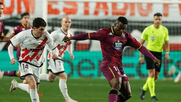 MADRID, 07/02/2025.- El defensa del Valladolid Joseph Aidoo (d) juega un balón ante Sergio Camello, del Rayo, durante el partido de LaLiga de fútbol que Rayo Vallecano y Real Valladolid disputan este viernes en el estadio de Vallecas, en Madrid. EFE/Juanjo Martín