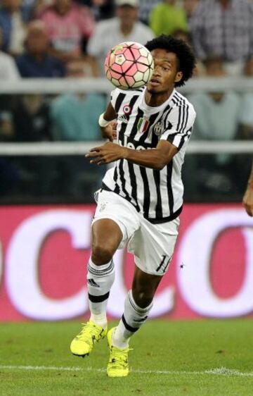 Juventus' Juan Cuadrado controls the ball during their Italian Serie A soccer match against Chievo Verona at Juventus Stadium in Turin September 12, 2015. REUTERS/Giorgio Perottino 