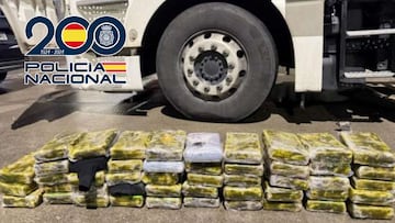 Fardos de cocaína intervenidos por la Policía en otra operación policial contra el tráfico de drogas.