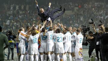 Zidane manteado por sus jugadores tras ganar la Champions.