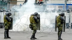 TOPSHOT - Russian riot policemen take part in special security exercises at the Saint-Petersburg Stadium (Krestovsky Stadium) in Saint Petersburg on April 20, 2018, ahead of the 2018 FIFA World Cup tournament in Russia.
 The 2018 FIFA World Cup will be taking place in Russia from June 14 to July 15, 2018. / AFP PHOTO / OLGA MALTSEVA
