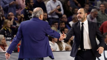 MADRID (ESPAÑA), 05/02/2023.- El entrenador del Lenovo Tenerife, Txus Vidorreta (i) saluda a su homólogo en el Real Madrid, Chus Mateo (d) durante el partido de la jornada 19 de la Liga ACB que Real Madrid y Lenovo Tenerife juegan hoy domingo en el WiZink Center, en Madrid. EFE/Daniel González