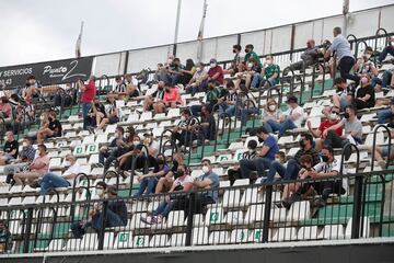 El público regresa a los estadios en las zonas donde la incidencia acumulada lo permite. Así ha sido la esperada vuelta en el partido de Segunda División entre el Castellón y la Ponferradina.