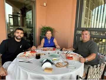 El portero del Brentford aprovechó el día libre en la concentración para almorzar junto a sus padres.