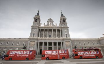 ¡Suben ya los jugadores al autobús descapotable! ¡Turno ahora para la visita a la sede de la Comunidad de Madrid! 