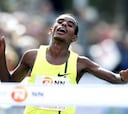 El etíope Abera gana una maratón fantástica en Dubai