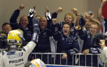 Nico Rosberg fichó por el equipo de Fórmula 1 Williams en 2006. Se mantuvo en la escuderí­a británica hasta 2009.
En la imagen, celebra con sus compañeros su segundo puesto en Singapur en 2008.
