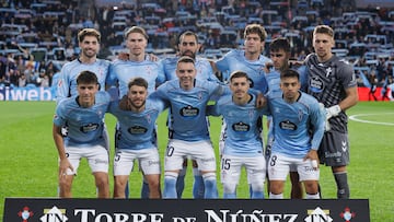 La alineación del Celta posa en formación antes del partido contra el Espanyol.