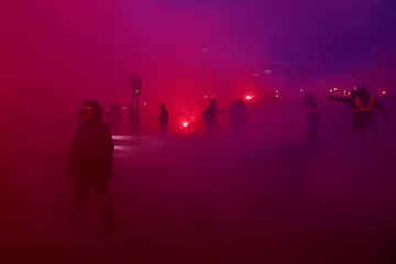 La aficin del Atleti ha recibido a su equipo a su llegada al Metropolitano antes del partido de Champions contra el Real Madrid.