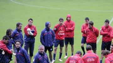 <b>CORRILLO. </b>Manuel Preciado, rodeado de jugadores en un momento del entrenamiento de ayer.