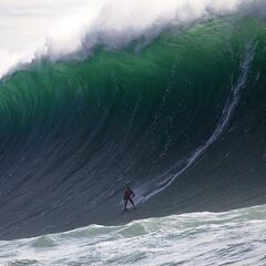 La ola más grande del mundo vista desde una moto de agua