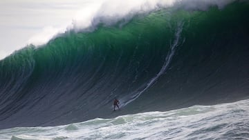 Lucas Chianca surfeando una ola gigante en Praia do Norte, Nazaré (Portugal), durante el atardecer del domingo 6 de noviembre del 2022.