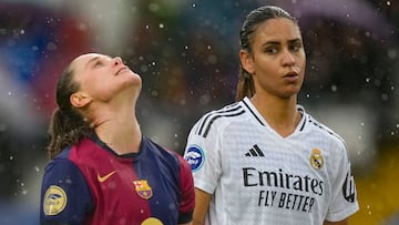 BARCELONA, 23/03/2025.- La delantera del FC Barcelona Ewa Pajor, izq, junto a Maëlle Lakrar, del Real Madrid, durante el partido de Liga Femenina disputado este domingo en el Estadi Olímpic Lluís Companys. EFE/Enric Fontcuberta