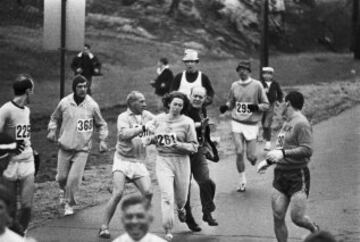 El comisario Jock Semple intentando retirar a Kathrine Switzer.