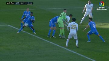 Como un puñetazo al aire puede acabar en gol: el tierra trágame de David Soria