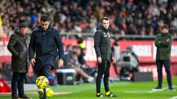 GIRONA, 10/01/2026.- El técnico del Girona, Michel, durante el encuentro correspondiente a la jornada 19 de Laliga EA Sports que disputan hoy sábado Girona y Osasuna en el estadio municipal de Montilivi, en la capital gerundense. EFE/David Borrat.