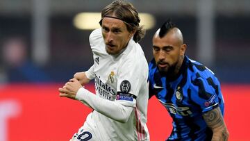 Modric se va de Arturo Vidal en una acción del Inter-Real Madrid.