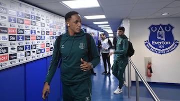 Yerry Mina llegando a Goodison Park para un partido de Everton.